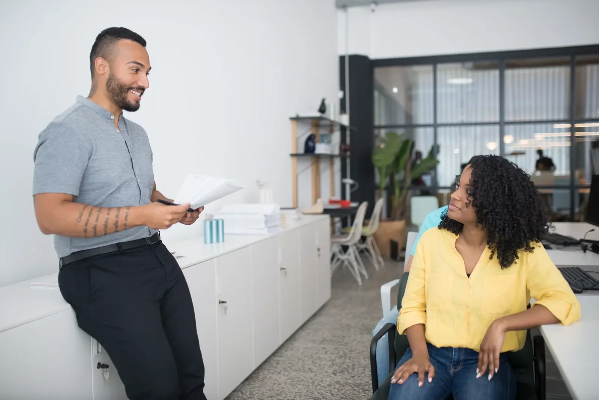Employé informant son employeur d'un incident sur le lieu de travail dans un bureau